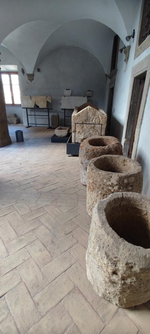 reperti presenti negli spazi di ingresso a palazzo Chigi